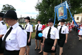 Druhny i druhowie uczestniczący w procesji