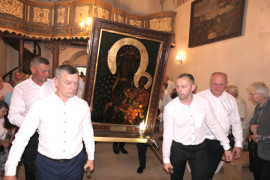 Mężczyźni wnoszą do kościoła obraz Matki Bożej Jasnogórskiej 