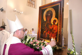 Obraz Matki Bożej Jasnogórskiej i duchowny 