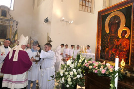 Duchowny przed obrazem Matki Bożej Jasnogórskiej 