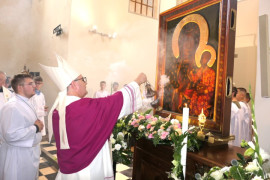 Duchowny przed obrazem Matki Bożej Jasnogórskiej 
