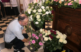 Mężczyzna oddający hołd Matce Bożej Jasnogórskiej 
