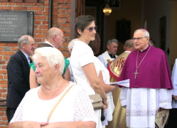 Grupa osób i duchowny