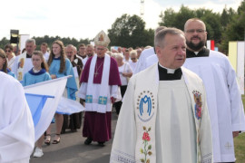 Duchowni i wierni podczas procesji