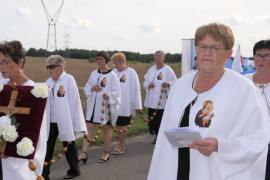 Kobiety w białych pelerynach podczas procesji 