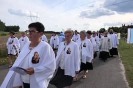 Kobiety w białych pelerynach podczas procesji 