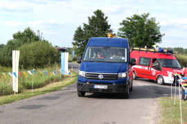 Dwa samochody: samochód kaplica i lekki wóz strażacki 