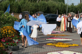 Grupa osób i kwietne dywany