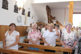 Wierni podczas modlitwy w kościele 