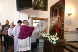 Obraz Matki Bożej, duchowny i wierni