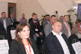Grupa osób siedząca obok siebie - uczestnicy forum