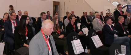 Grupa osób siedząca obok siebie - uczestnicy forum 