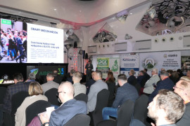 Grupa osób siedząca obok siebie - uczestnicy forum 