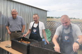 Panowie przy grillu 