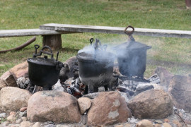 Kociołki na palenisku 