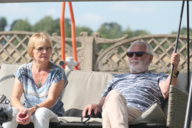 Kobieta i mężczyzna siedzą na huśtawce 
