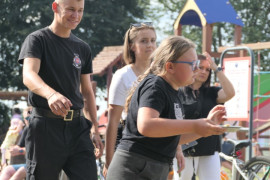 Grupa uśmiechniętych osób