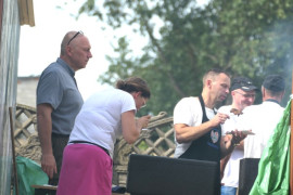 Grupa osób przy grillu 