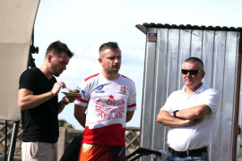 Trzech mężczyzn stojących obok siebie