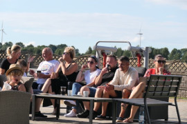 Grupa osób siedząca na ławce 