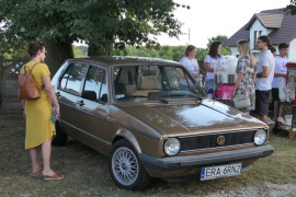 Kobieta przy zabytkowym samochodzie 