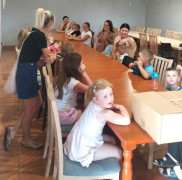 Warsztaty - dzieci pod kierunkiem dorosłych tworzą dekoracyjne przedmioty