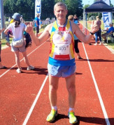 Mężczyzna w sportowym stroju stoi na linii startu 