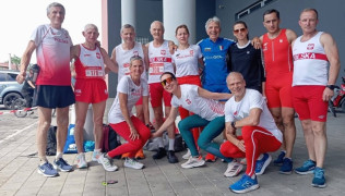 Grupa osób w sportowych strojach 