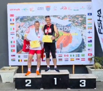 Dwaj mężczyźni stoją obok siebie. Mężczyźni stoją na podium 
