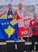 Dwaj mężczyźni w sportowych strojach stoją obok siebie 