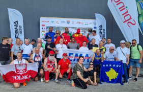 Grupa osób na wspólnym zdjęciu 