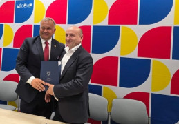 Dwaj panowie podają sobie dłonie 