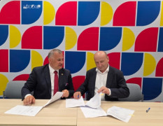 Dwaj panowie podpisują umowy