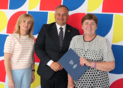 Dwie kobiety i mężczyzna na wspólnym zdjęciu 