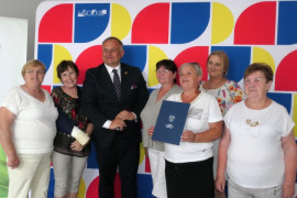 Grupa osób na wspólnym zdjęciu 