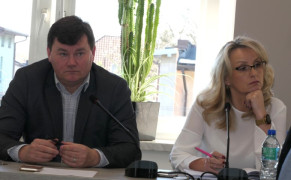 Kobieta i mężczyzna siedzą obok siebie