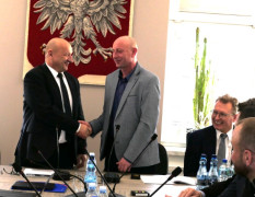 Mężczyźni w serdecznym uścisku dłoni