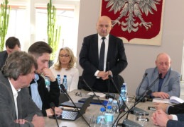 Trwają obrady rady gminy. Widoczni radni oraz pracownicy urzędu