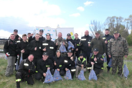 Grupa osób stoi obok siebie