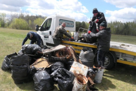 Mężczyźni układają woki z odpadami na lawecie 