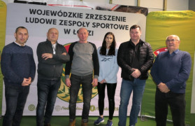 Pięciu mężczyzn i kobieta stoją obok siebie