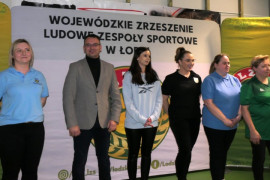 Kobiety i mężczyźni stoją obok siebie