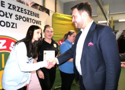 Mężczyzna gratuluje kobiecie
