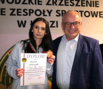 Kobieta i mężczyzna. Kobieta prezentuje medal oraz dyplom 