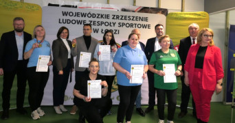 Grupa osób stoi obok siebie