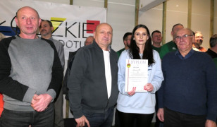 Trzej mężczyźni i kobieta. Kobieta trzyma w ręku dyplom 