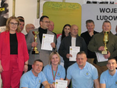 Grupa uśmiechniętych osób