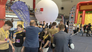 Moment wręczania medali uczestnikom sportowego turnieju 
