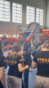 Moment wręczania medali uczestnikom sportowego turnieju 