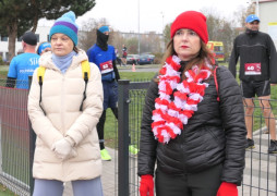 Dwie kobiety stoją obok siebie. Jedna ma założony biało-czerwony szal
